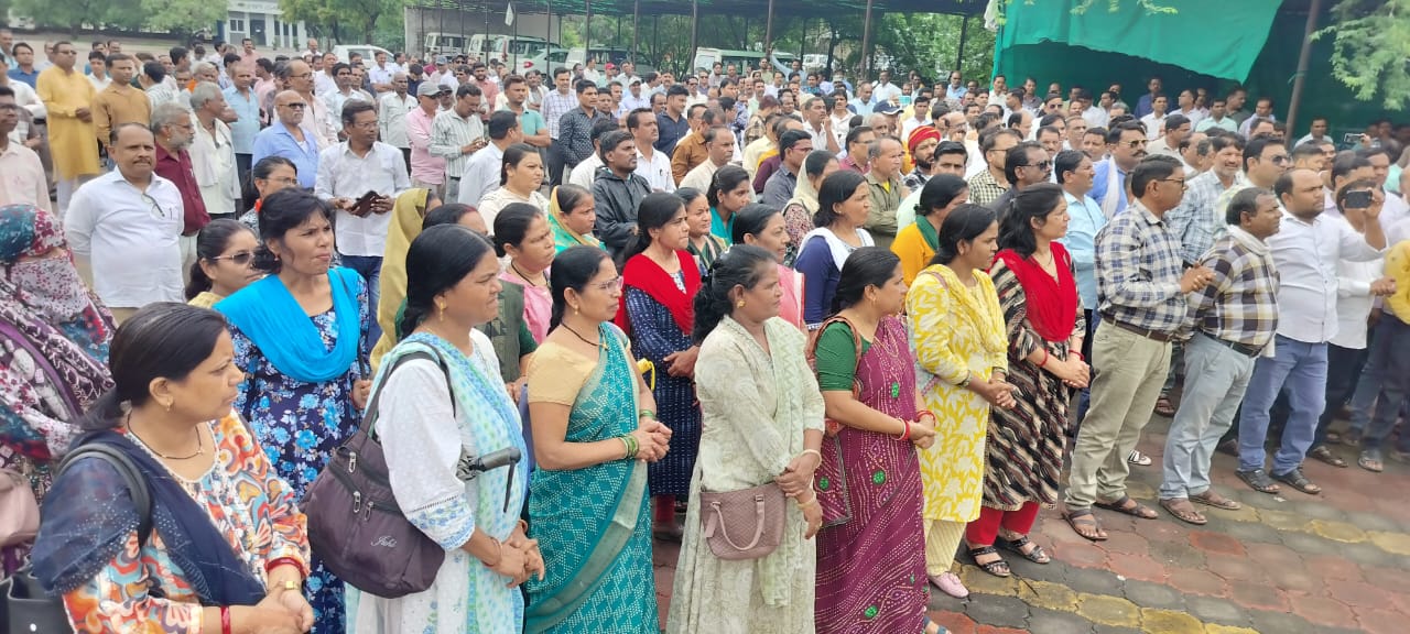 *आजाद अध्यापक शिक्षक संघ के तत्वाधान में विसंगतिपूर्ण ई-अटेंडेंस के विरोध में विशाल रैली एवं ज्ञापन*