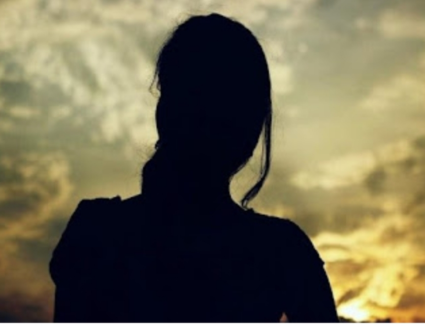 सिंग्रामपुर चौकी पुलिस को तेलन घाटी में सावन सोमवार के पहले दिन एक युवती घायल अवस्था में मिली।