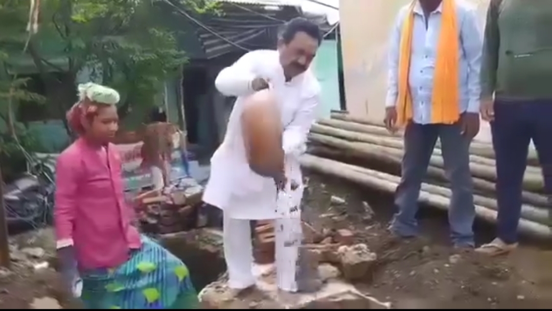 नेताजी को फोटो खिंचवाना पड़ा महंगा: गड्ढे में गिरे धड़ाम!