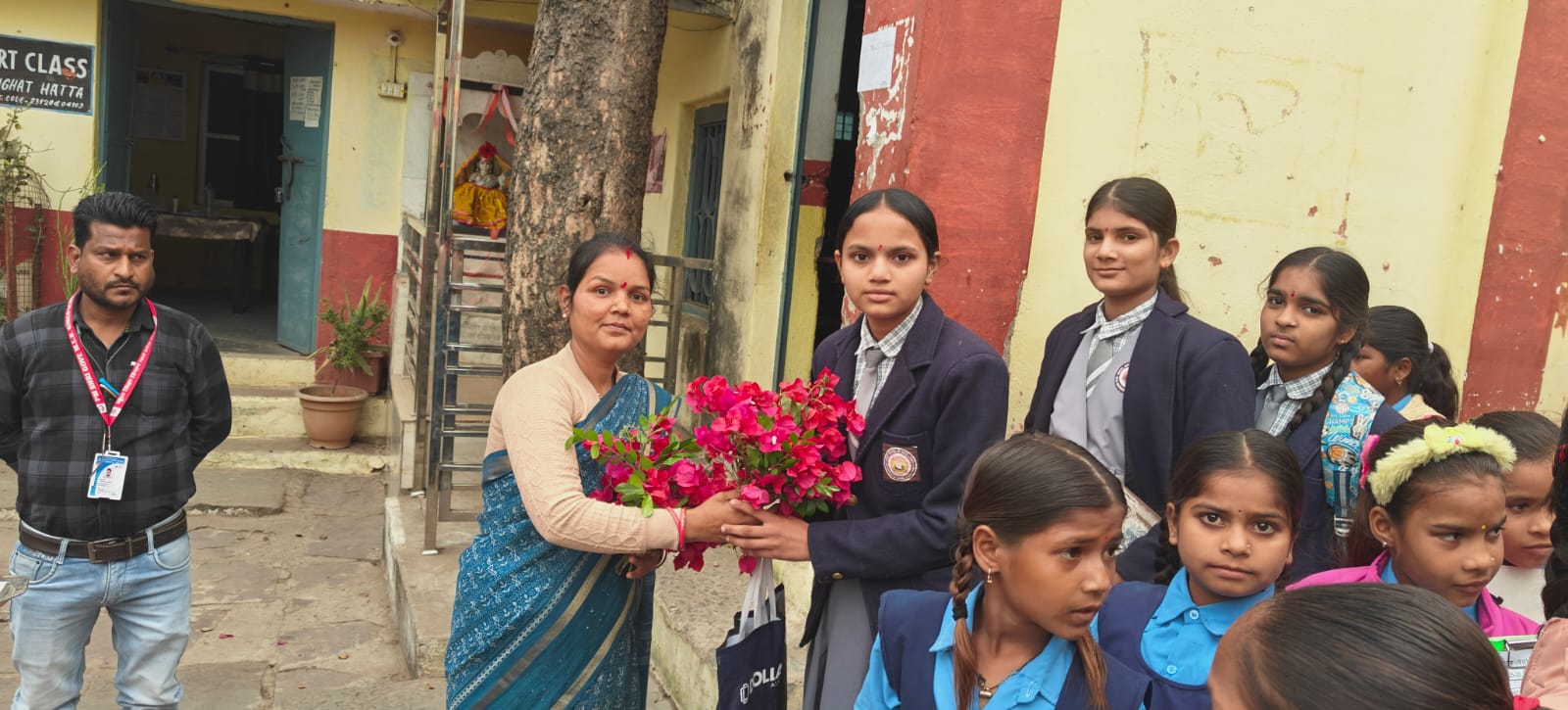 *आदर्श परीक्षा केंद्रों पर फूलों से स्वागत, विद्यार्थियों को मिला तनावमुक्त वातावरण*