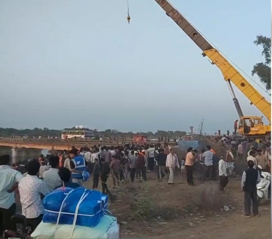 *नरसिंहगढ़ में सुनार नदी पुल से कार गिरी, पति सुरक्षित बाहर निकला, पत्नी लापता*