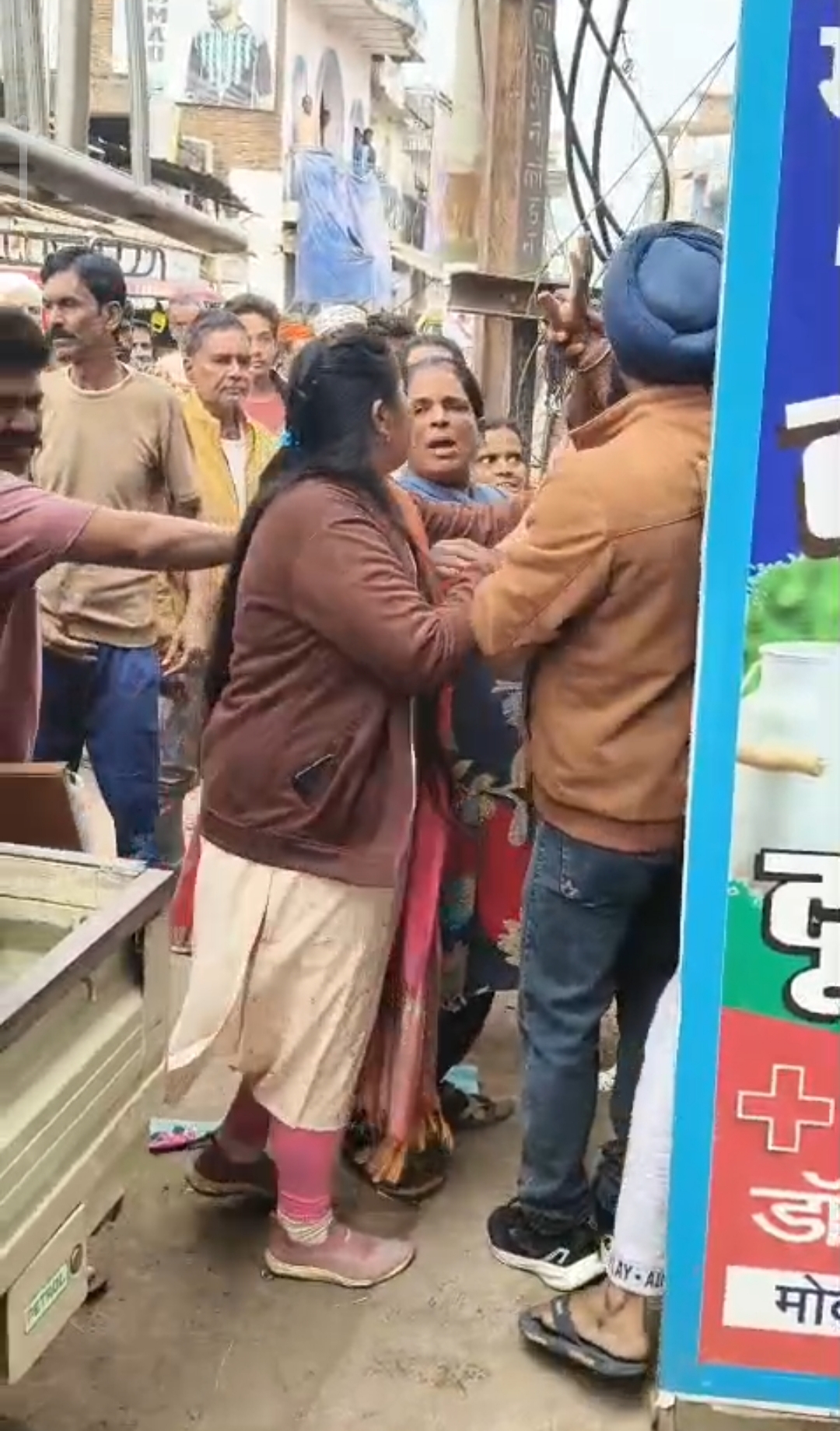 *दमोह के गढ़ी मोहल्ले में बिजली जांच टीम पर पथराव, मारपीट; 7 लोगों के खिलाफ मामला दर्ज*