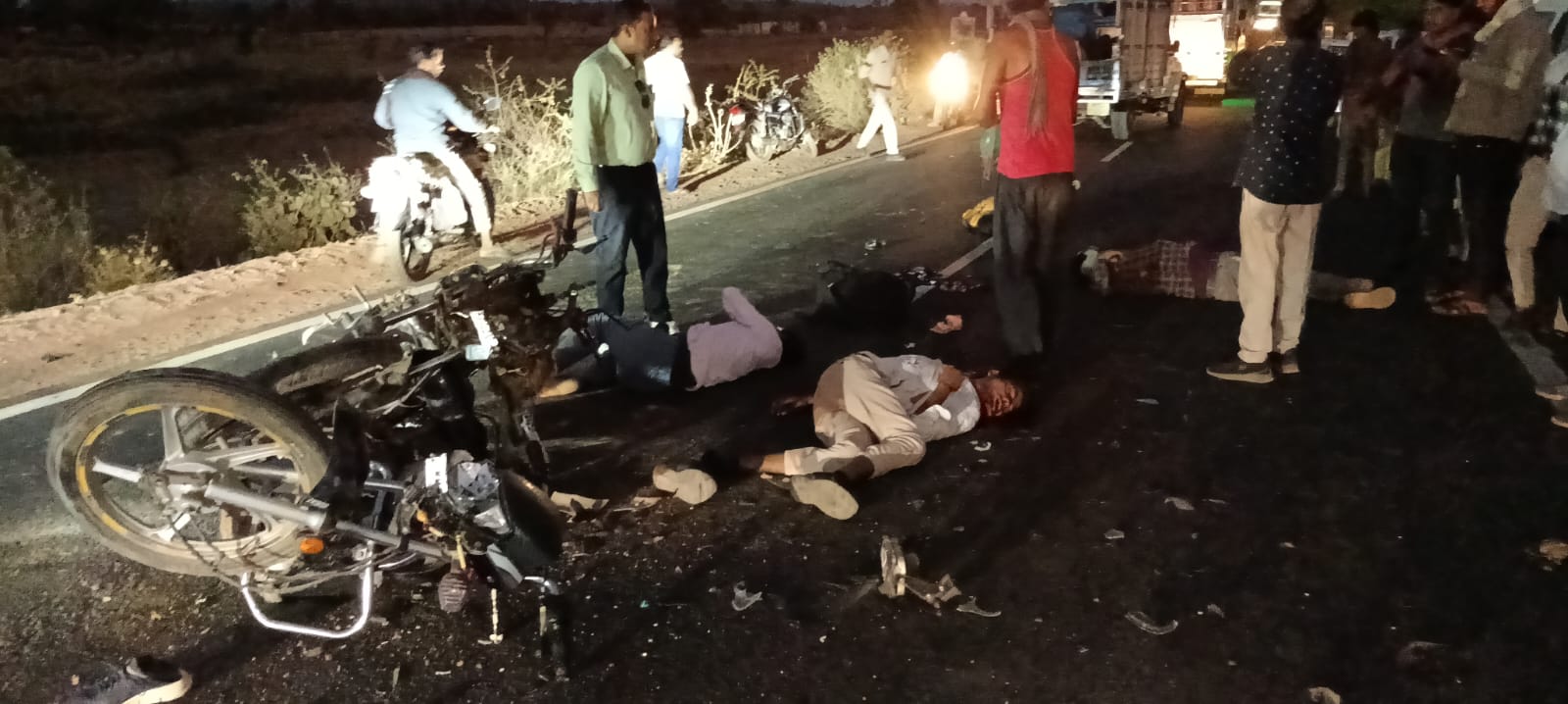 *दो बाइकों की आमने-सामने भिड़ंत, दो की मौत मासूम बच्ची समेत तीन गंभीर घायल*