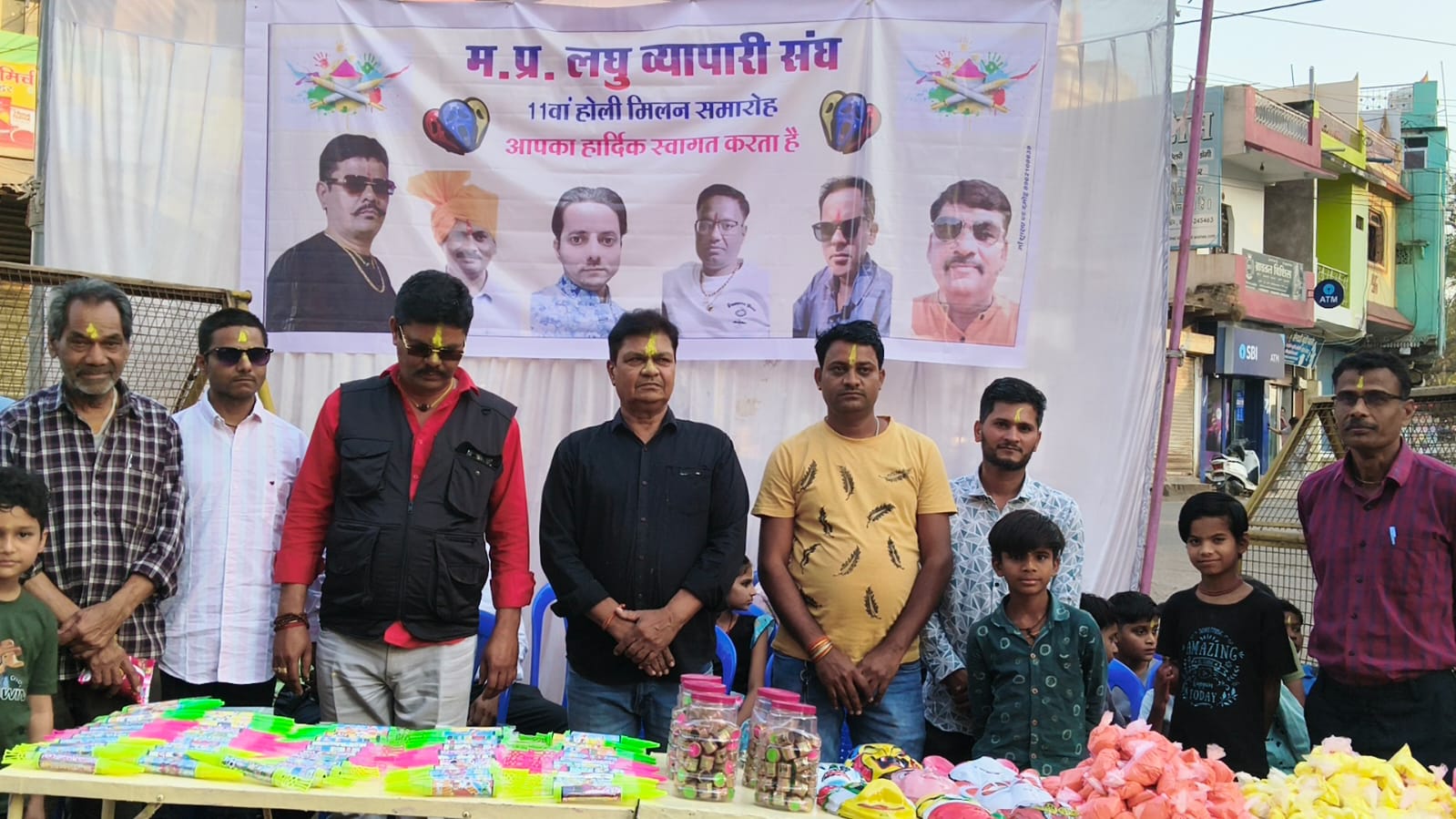 *रंग गुलाल पिचकारी पाकर बच्चों के खिले चेहरे*