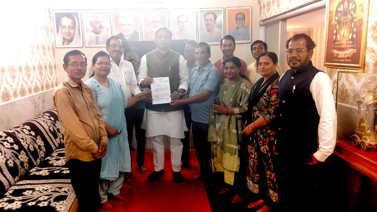 *टीईटी परीक्षा निरस्त करने की मांग को लेकर शिक्षकों ने सांसद को सौंपा ज्ञापन*