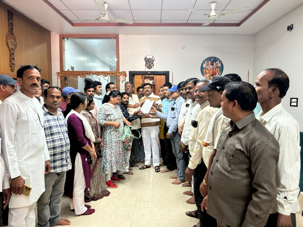 *टीईटी अनिवार्यता के विरोध में शिक्षकों का संयुक्त मोर्चा सक्रिय विधायकों को सौंपे ज्ञापन*