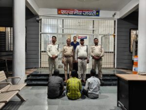 *मंदिर चोरी का खुलासा 3 आरोपी गिरफ्तार ढाई लाख का माल बरामद*