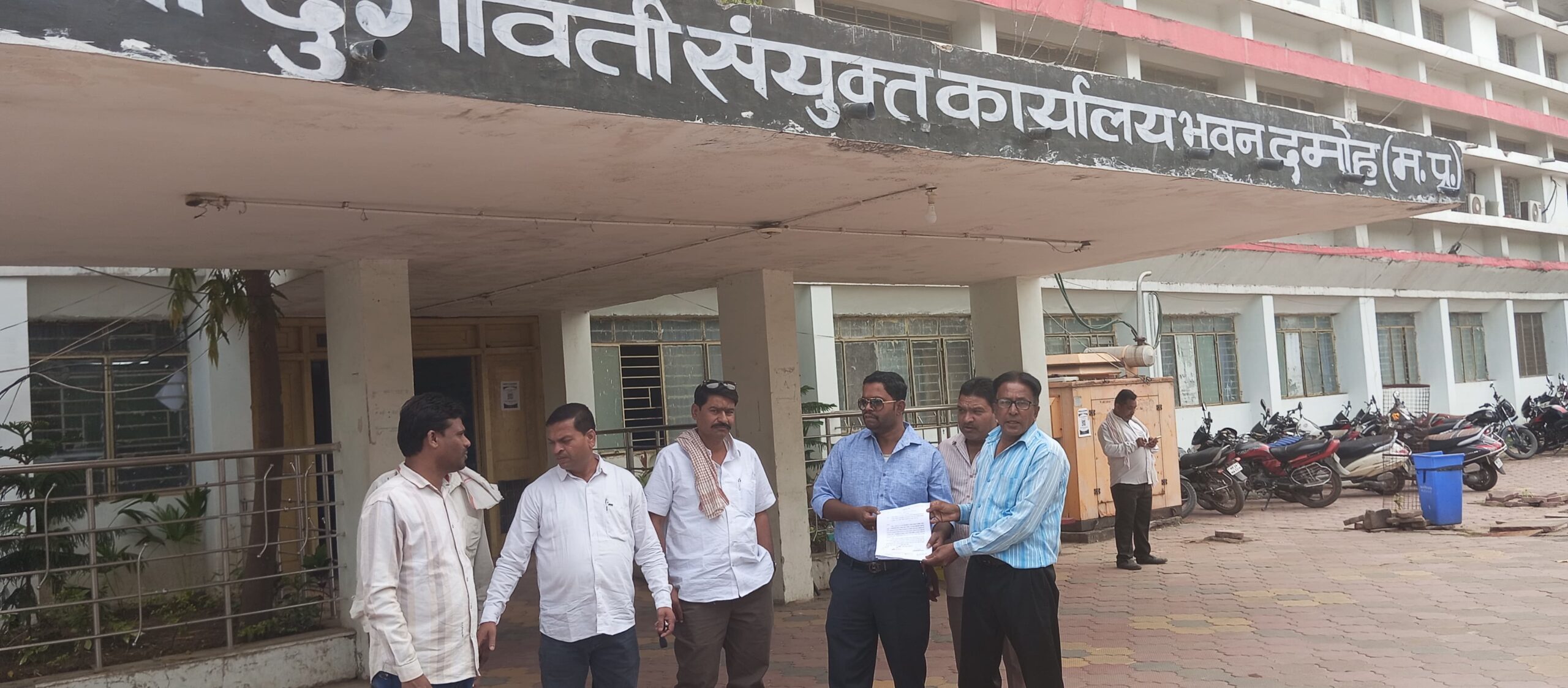 *बस्ती से शराब दुकान हटाने की मांग को लेकर प्रशासन को सौंपा स्मरण पत्र*