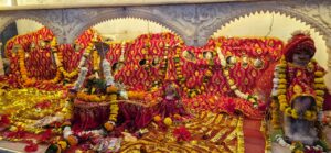 *मां बड़ी देवी मंदिर में अष्टमी पर भक्तों का लगा तांता, पुलिस प्रशासन भी पहुंचा*