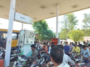 *पेट्रोल-डीजल की अफवाह से मचा हड़कंप: पंपों पर लंबी कतारें, प्रशासन अलर्ट*