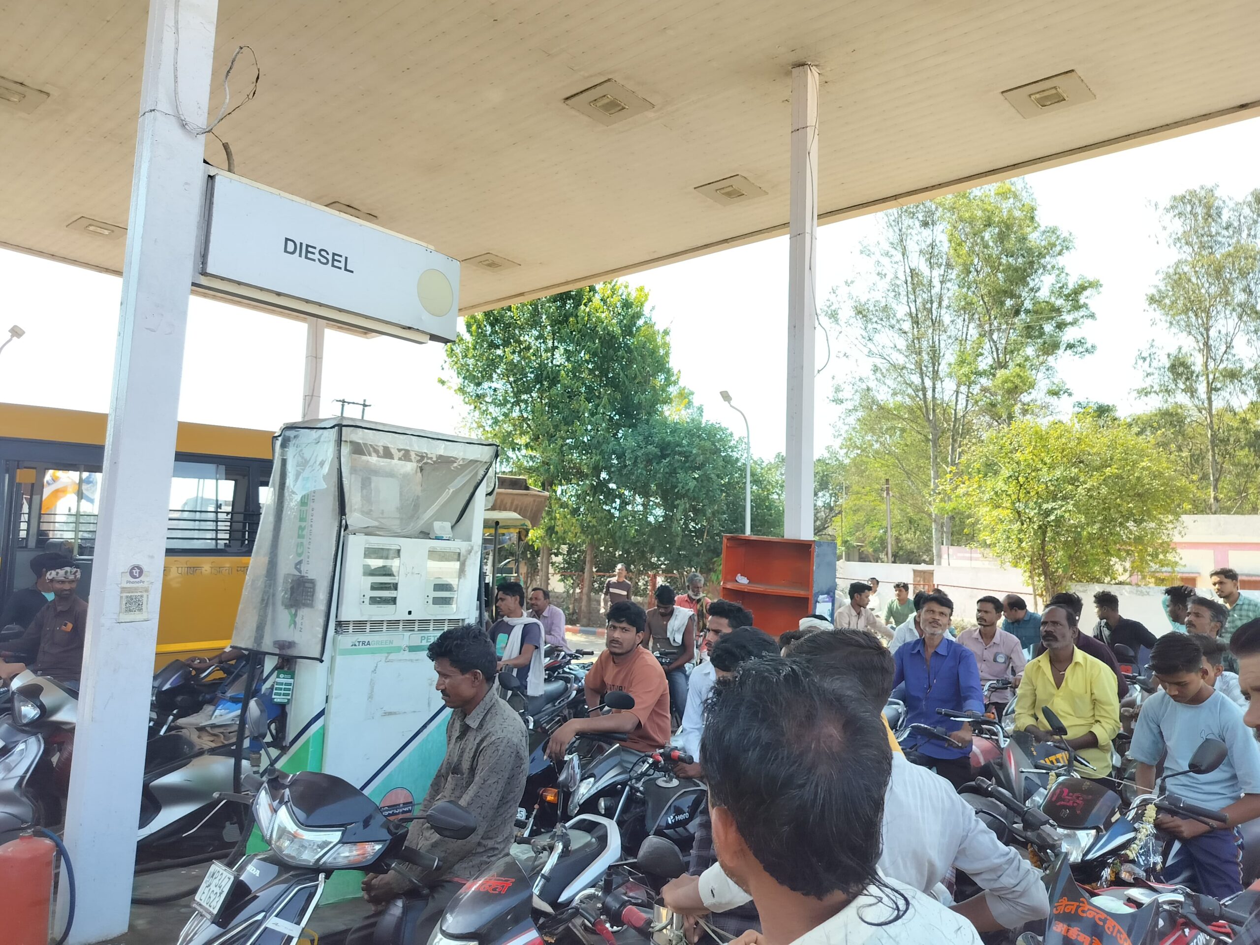 *पेट्रोल-डीजल की अफवाह से मचा हड़कंप: पंपों पर लंबी कतारें, प्रशासन अलर्ट*