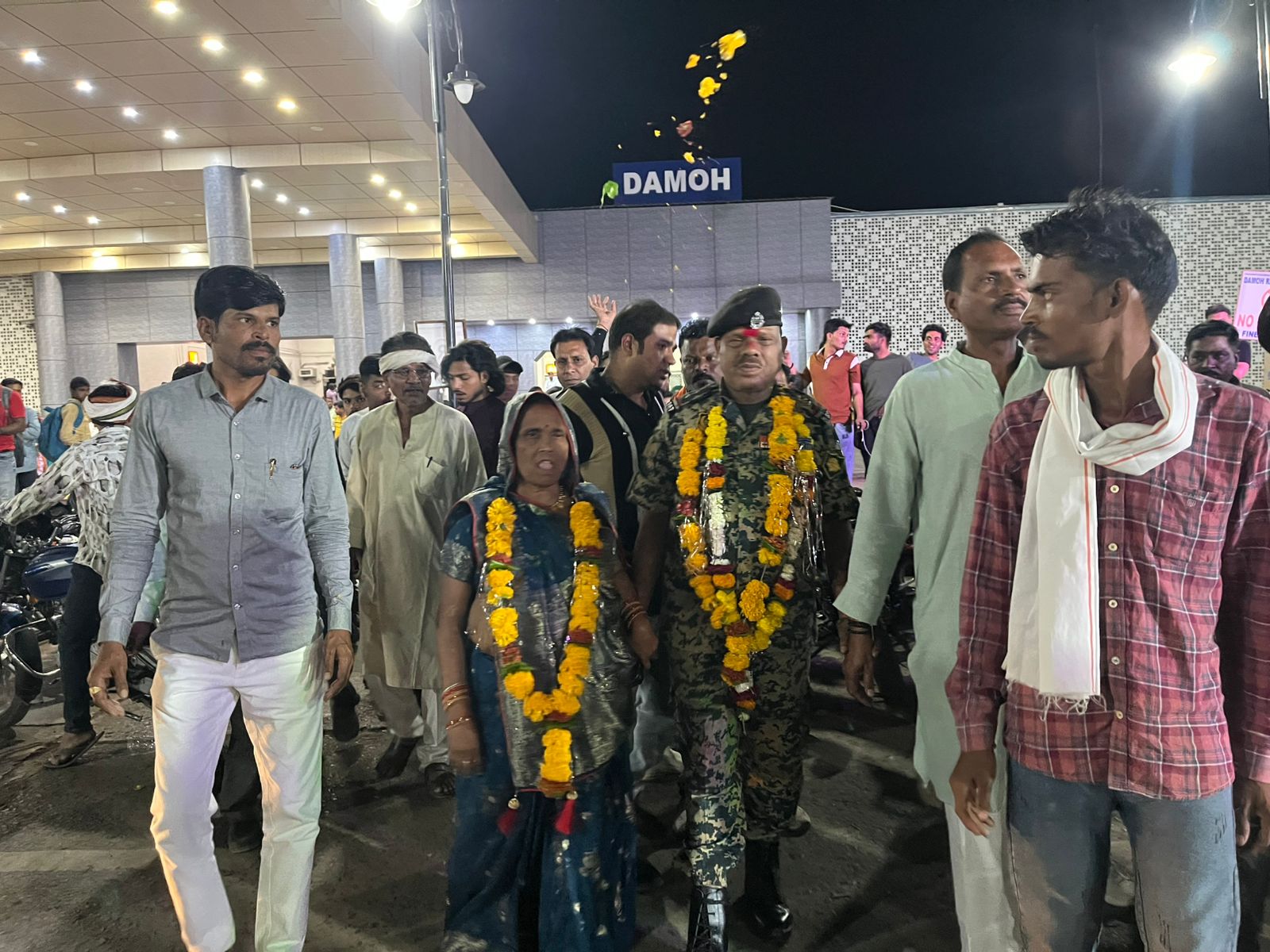 *40 साल देश सेवा के बाद घर लौटे बीएसएफ जवान दमोह स्टेशन बना जश्न का मंच*