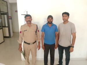 *स्थायी वारंटी फरार आरोपी गिरफ्तार पुणे से पकड़कर दमोह लाया गया*