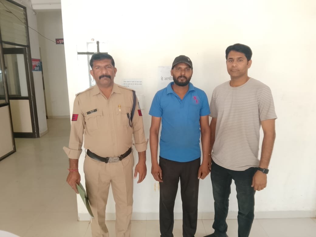 *स्थायी वारंटी फरार आरोपी गिरफ्तार पुणे से पकड़कर दमोह लाया गया*