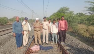 *लकवाग्रस्त व्यक्ति ने ट्रेन से कटकर की आत्महत्या क्षेत्र में शोक की लहर*