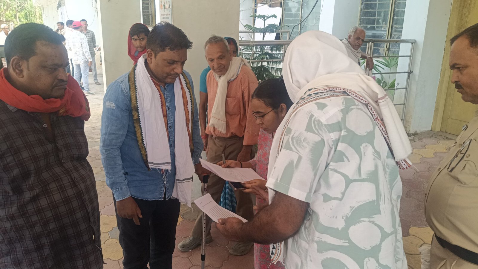 *सीतानगर जलाशय में जहर डालकर मछलियों की हत्या लाखों का नुकसान—मछुआरों ने सौंपा ज्ञापन*