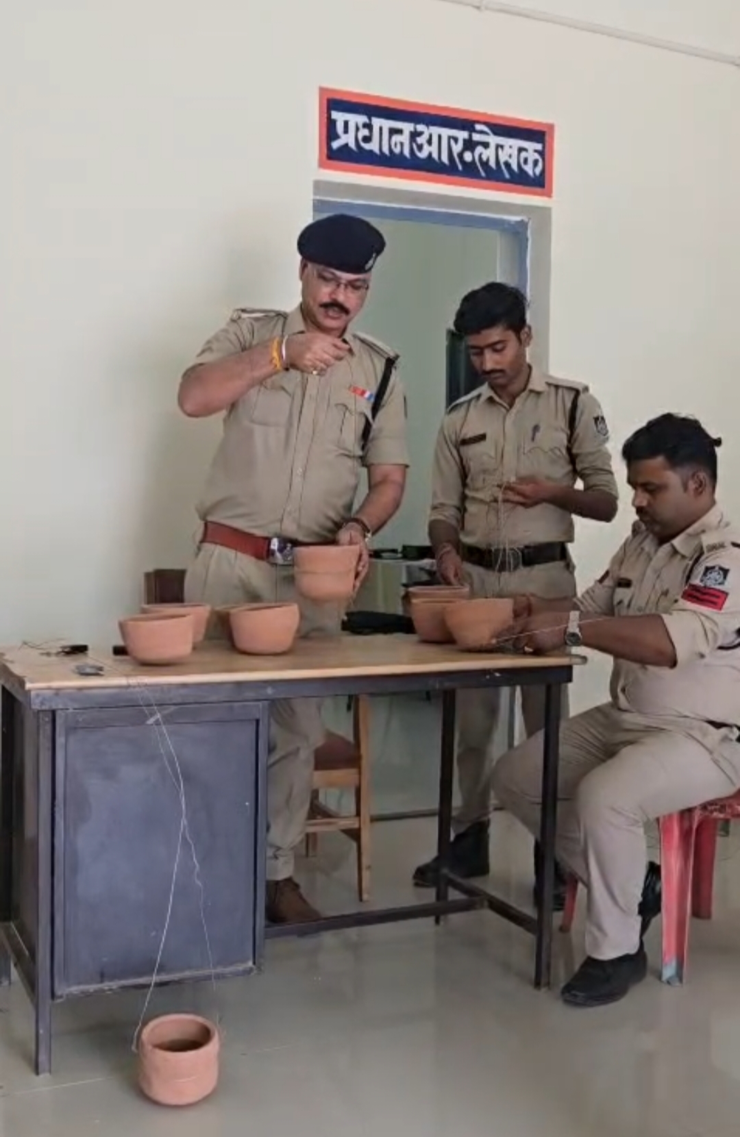 *फुटेरा चौकी प्रभारी की पहल ने बेजुबान पशु पक्षी को पानी के रखे सकोर*