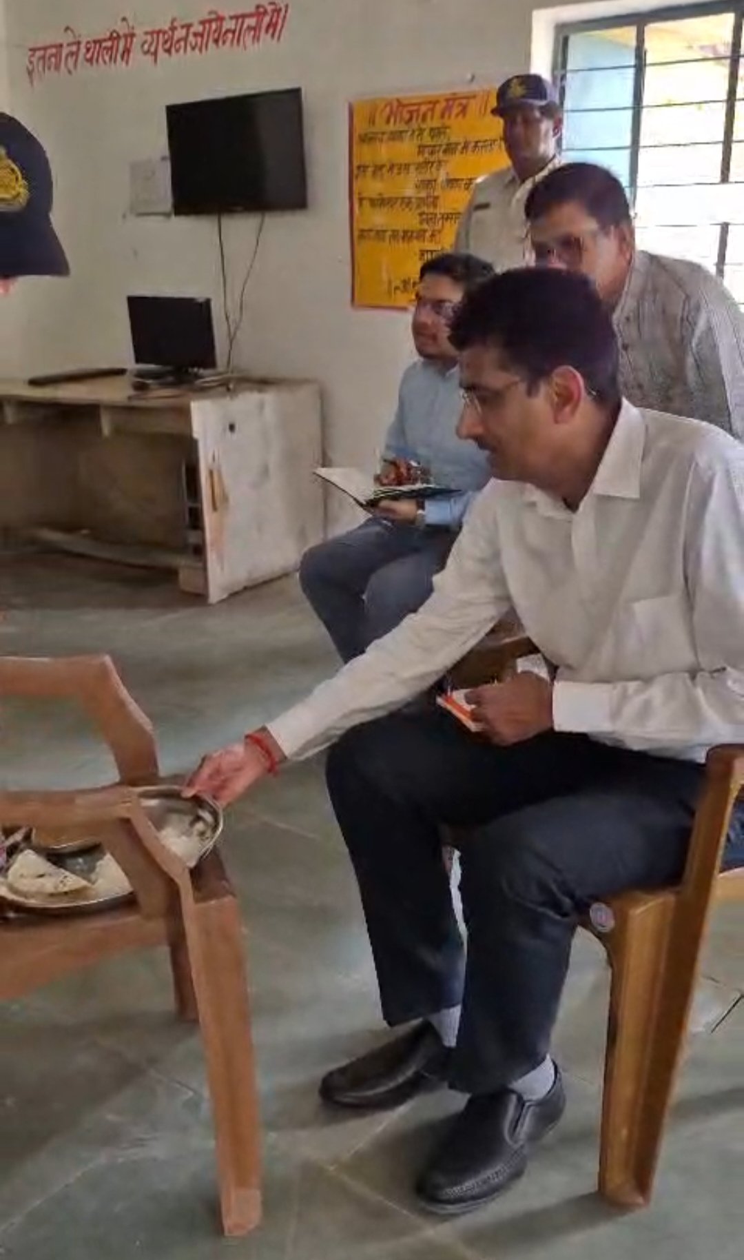 *दमोह में कलेक्टर का सख्त एक्शन कन्या छात्रावास में औचक निरीक्षण भोजन चखकर परखी गुणवत्ता*