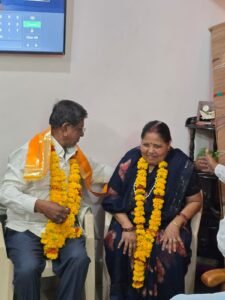 “फूफा जी”*चार धाम यात्रा से सकुशल लौटे अग्रवाल परिवार के प्रतिष्ठित व्यापारी “फूफा जी” का हुआ भव्य स्वागत*