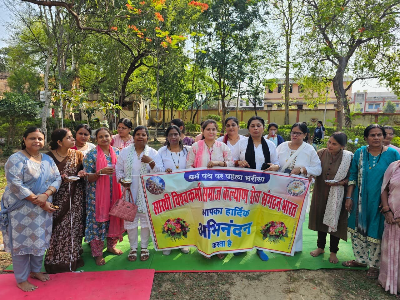 मातृ दिवस पर योग शिविर का आयोजन, महिलाओं ने बढ़-चढ़कर लिया हिस्सा  दमोह। मातृ दिवस के अवसर पर सार्थी विश्वकर्मा समाज कल्याण सेवा संगठन महिला मोर्चा एवं विश्वकर्मा महिला मंडल के संयुक्त तत्वावधान में महिलाओं के स्वास्थ्य, मानसिक संतुलन एवं सकारात्मक जीवनशैली को बढ़ावा देने हेतु एक दिवसीय योग शिविर का आयोजन किया गया। शिविर में बड़ी संख्या में महिलाओं ने उत्साहपूर्वक भाग लेकर योग एवं प्राणायाम का अभ्यास किया।  कार्यक्रम में योगामृत टीम की संचालिका पूजा शचदेव अपने सहयोगी सदस्यों के साथ उपस्थित रहीं। टीम द्वारा महिलाओं को विभिन्न योगासन, प्राणायाम एवं स्वास्थ्यवर्धक अभ्यासों का प्रशिक्षण दिया गया। योग प्रशिक्षकों ने नियमित योग के लाभ बताते हुए कहा कि योग न केवल शारीरिक स्वास्थ्य को बेहतर बनाता है, बल्कि मानसिक तनाव को दूर कर सकारात्मक ऊर्जा भी प्रदान करता है। इस दौरान टीम के सदस्य रिमी जुनेजा, एकता जुनेजा, राखी चोपड़ा, काजल नवानी, अंजली श्रीवास्तव एवं प्रियंका बाश्वा सहित अन्य सदस्य मौजूद रहे।  कार्यक्रम का संयोजन सार्थी विश्वकर्मा समाज कल्याण सेवा संगठन महिला मोर्चा की प्रदेश अध्यक्ष श्रीमती एकता विश्वकर्मा के नेतृत्व में किया गया। उन्होंने अपने संबोधन में कहा कि माताएं केवल परिवार ही नहीं बल्कि पूरे समाज की आधारशिला होती हैं। मातृ दिवस पर आयोजित इस प्रकार के योग शिविर महिलाओं को शारीरिक एवं मानसिक रूप से सशक्त बनाने का प्रभावी माध्यम हैं। उन्होंने कहा कि स्वस्थ और आत्मविश्वासी महिलाएं ही मजबूत परिवार और सशक्त समाज का निर्माण करती हैं।  कार्यक्रम में प्रदेश उपाध्यक्ष सुषमा शर्मा, प्रदेश चिकित्सा प्रकोष्ठ उपाध्यक्ष डॉ. संगीता विश्वकर्मा, दमोह जिला अध्यक्ष रूपा शर्मा, जिला उपाध्यक्ष भारती विश्वकर्मा, मीडिया प्रभारी निशा विश्वकर्मा, सचिव नीता विश्वकर्मा, महामंत्री रेखा विश्वकर्मा, कृष्णा विश्वकर्मा, ज्योति शर्मा, आरती विश्वकर्मा, जिला कार्यकारिणी अध्यक्ष विशाखा विश्वकर्मा एवं प्रीति विश्वकर्मा सहित बड़ी संख्या में महिलाओं की गरिमामयी उपस्थिति रही।  कार्यक्रम में जिला पंचायत सदस्य श्रीमती रजनी ठाकुर, महिला बाल आयोग समिति सदस्य श्रीमती रश्मि वर्मा, ऐश्वर्य ब्यूटी पार्लर की संचालिका श्रीमती दीप्ति खरे एवं श्रीमती कीर्ति खरे सहित अन्य गणमान्य महिलाओं ने भी सहभागिता निभाई।  कार्यक्रम के अंत में सभी महिलाओं ने योग को अपने दैनिक जीवन का हिस्सा बनाने का संकल्प लिया। आयोजन समिति द्वारा योगामृत टीम का आभार व्यक्त करते हुए सभी प्रतिभागियों को मातृ दिवस की शुभकामनाएं दी गईं।