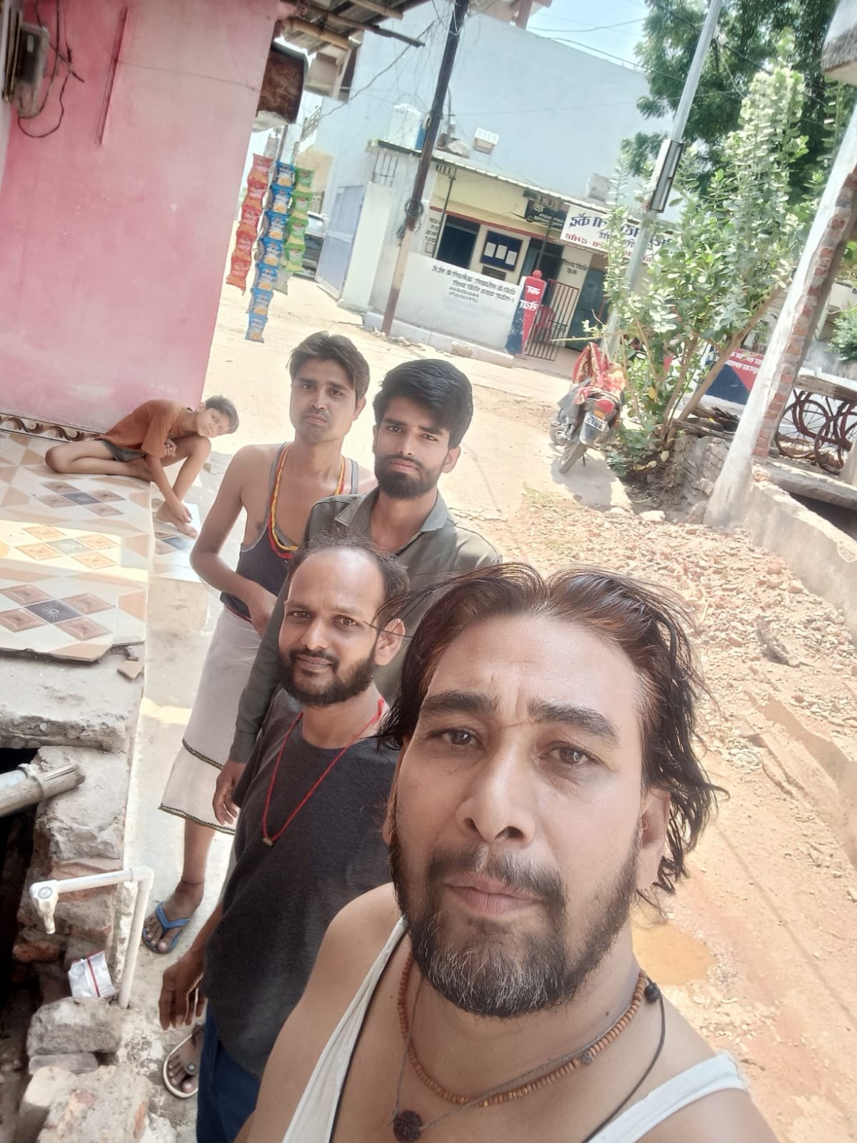 *बजरिया वार्ड नंबर 1 में नियमित सफाई न होने से जलमग्न हो रही नालियां वार्डवासी परेशान*