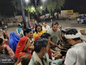 *पुरुषोत्तम मास में दमोह में सेवा की अनूठी बयार रेलवे स्टेशन पर रोज सज रही श्री शिव साईं रसोई*