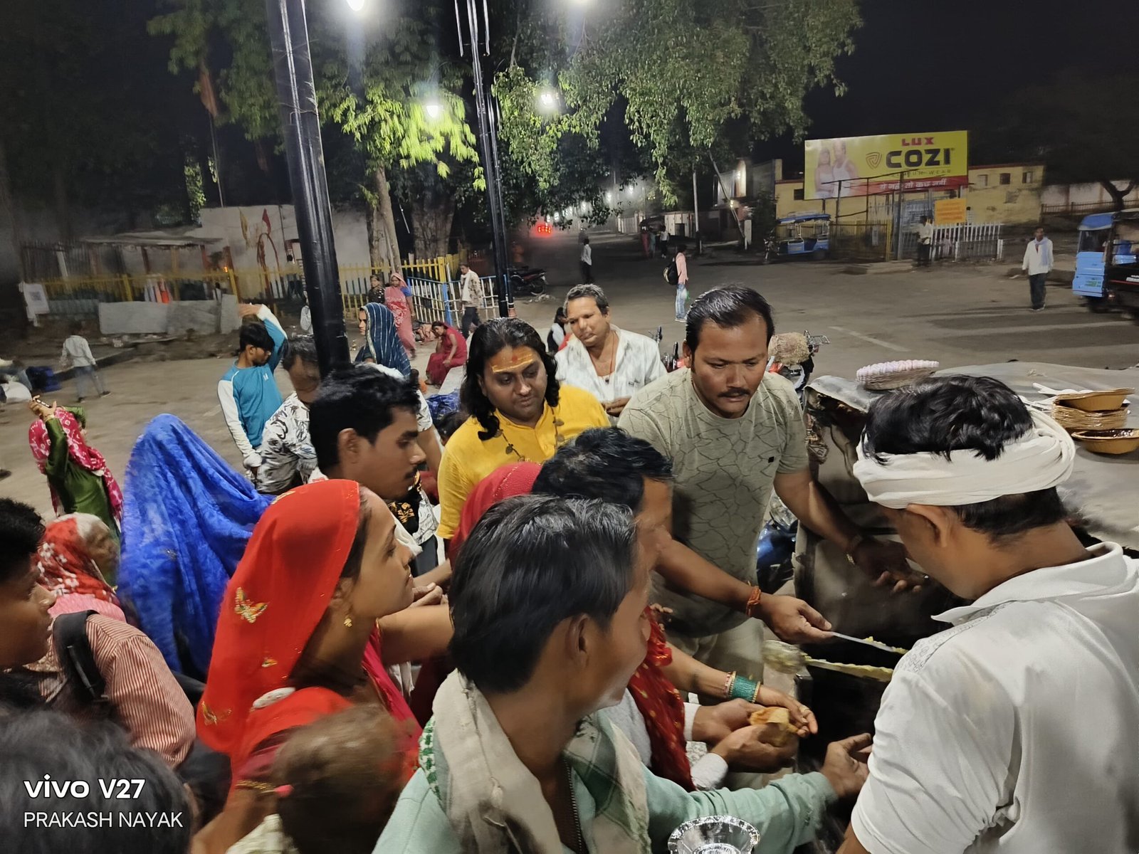 *पुरुषोत्तम मास में दमोह में सेवा की अनूठी बयार रेलवे स्टेशन पर रोज सज रही श्री शिव साईं रसोई*