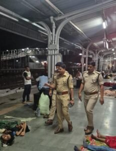 *रेलवे स्टेशन और बस स्टैंड का पुलिस अधिकारियों ने किया निरीक्षण*