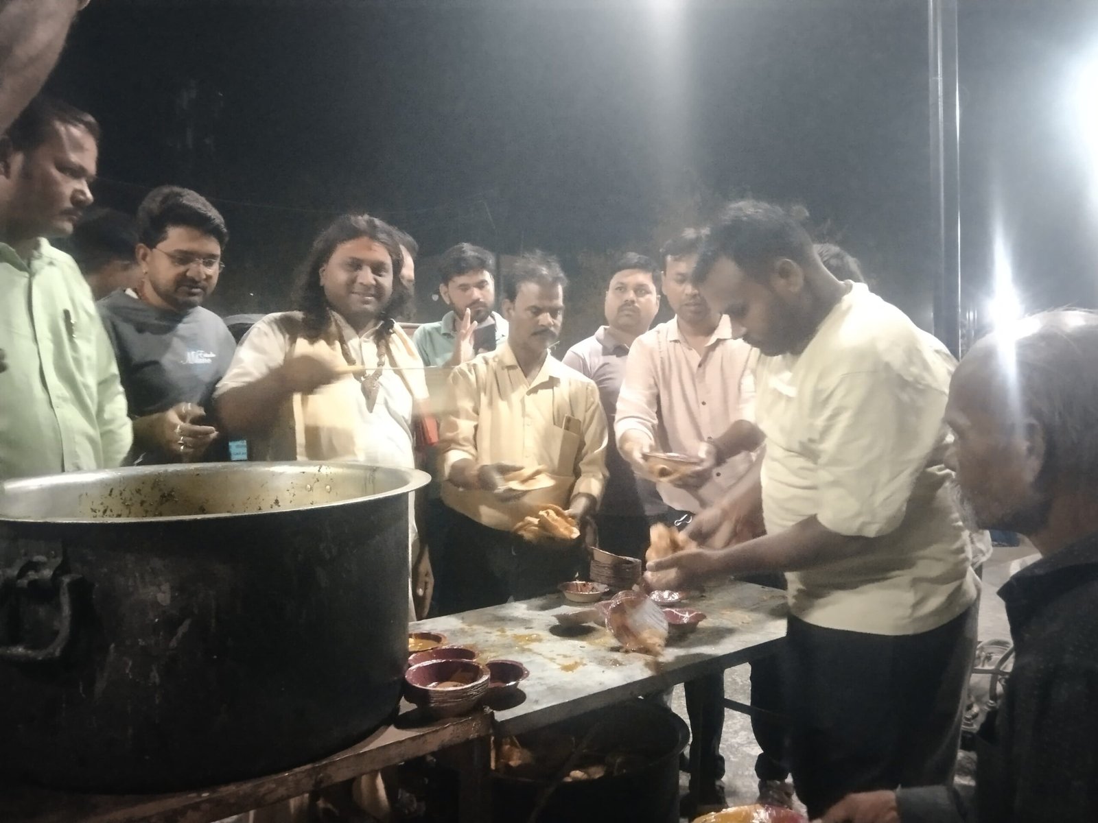 *पुरुषोत्तम माह पर सेवा भाव की मिसाल रेलवे स्टेशन पर विशेष प्रसाद वितरण*