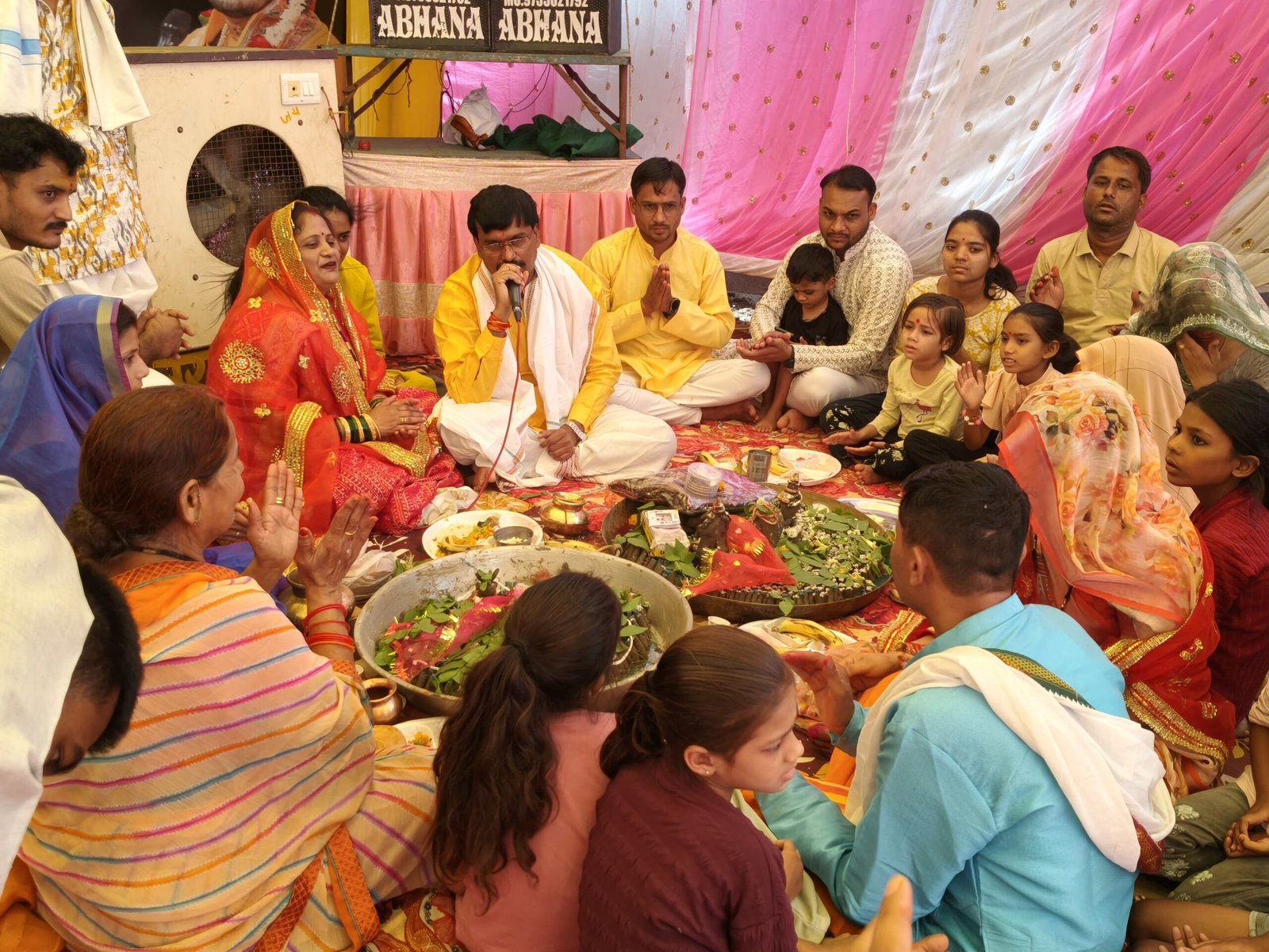 *वैवाहिक वर्षगांठ के अवसर पर मंत्री लोधी को उमाशंकर शास्त्री ने कराया भगवान शिव का अभिषेक*
