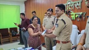 *दमोह पुलिस ने लौटाए 41 लाख 60 हजार रुपये के गुम मोबाइल, उपभोक्ताओं के चेहरों पर लौटी मुस्कान*