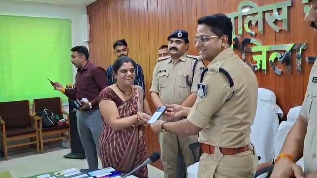 *दमोह पुलिस ने लौटाए 41 लाख 60 हजार रुपये के गुम मोबाइल, उपभोक्ताओं के चेहरों पर लौटी मुस्कान*