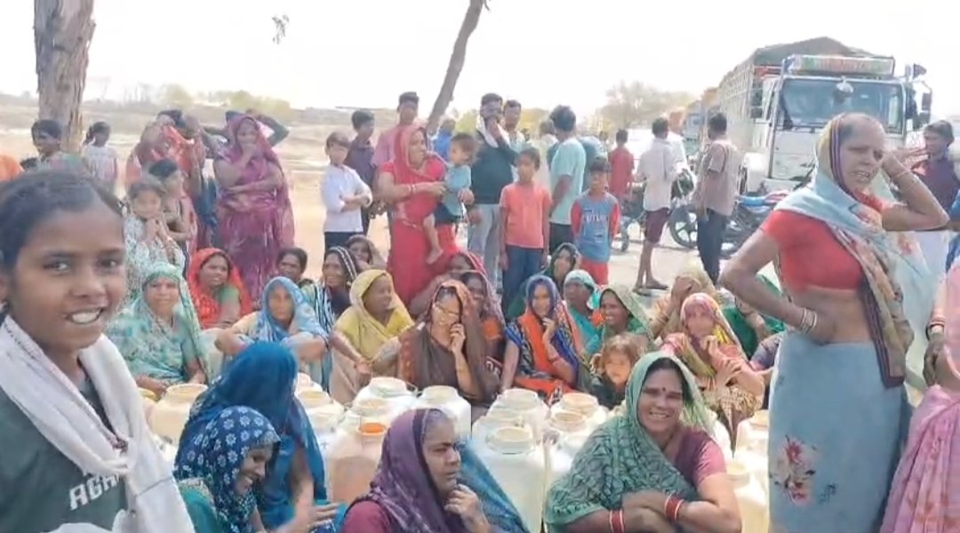 *भीषण गर्मी और पानी संकट से परेशान ग्रामीणों ने किया चक्का जाम मौके पर पहुंचा पुलिस बल*