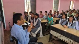 *स्कूल चले हम अभियान कलेक्टर ने पथरिया के स्कूलों का किया निरीक्षण कहा— शिक्षा साधारण को असाधारण बना सकती है*