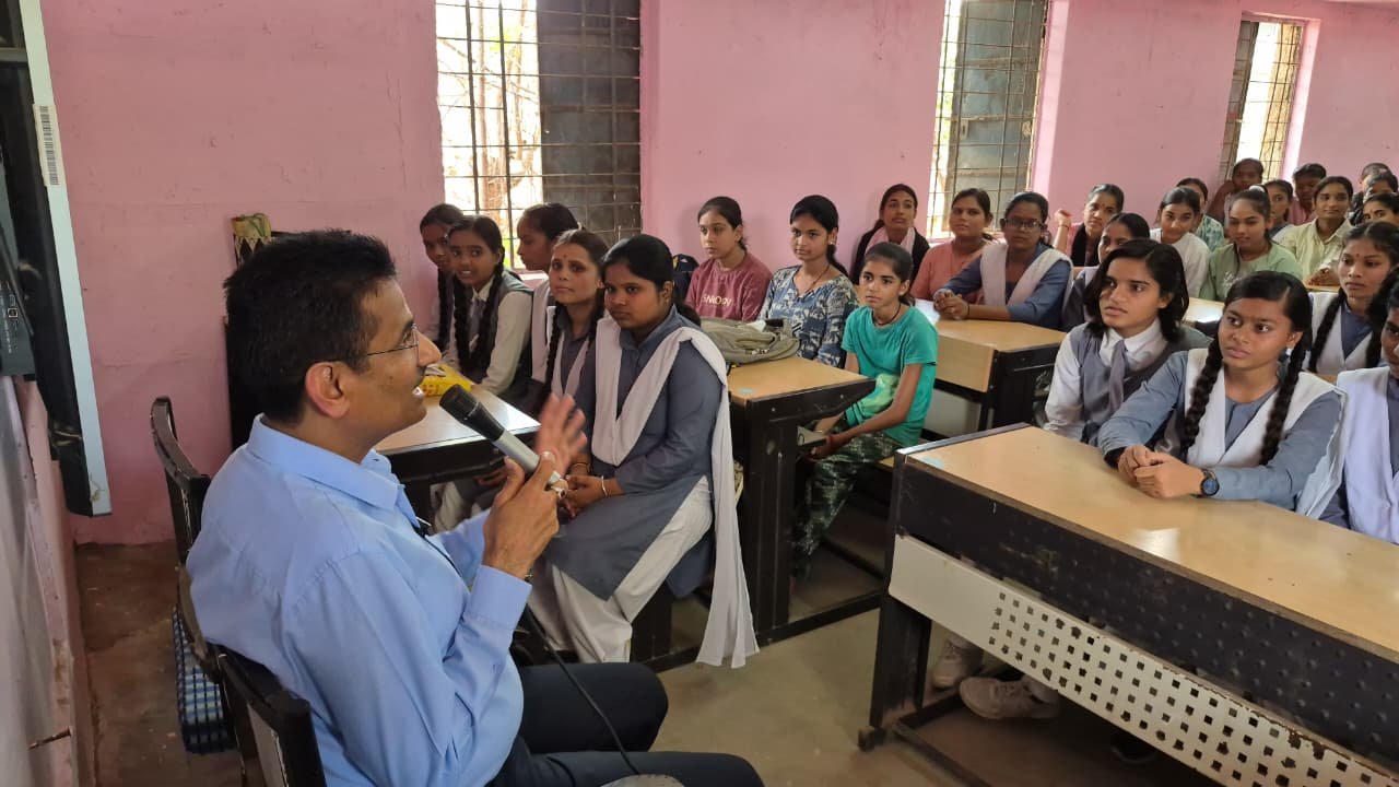 *स्कूल चले हम अभियान कलेक्टर ने पथरिया के स्कूलों का किया निरीक्षण कहा— शिक्षा साधारण को असाधारण बना सकती है*
