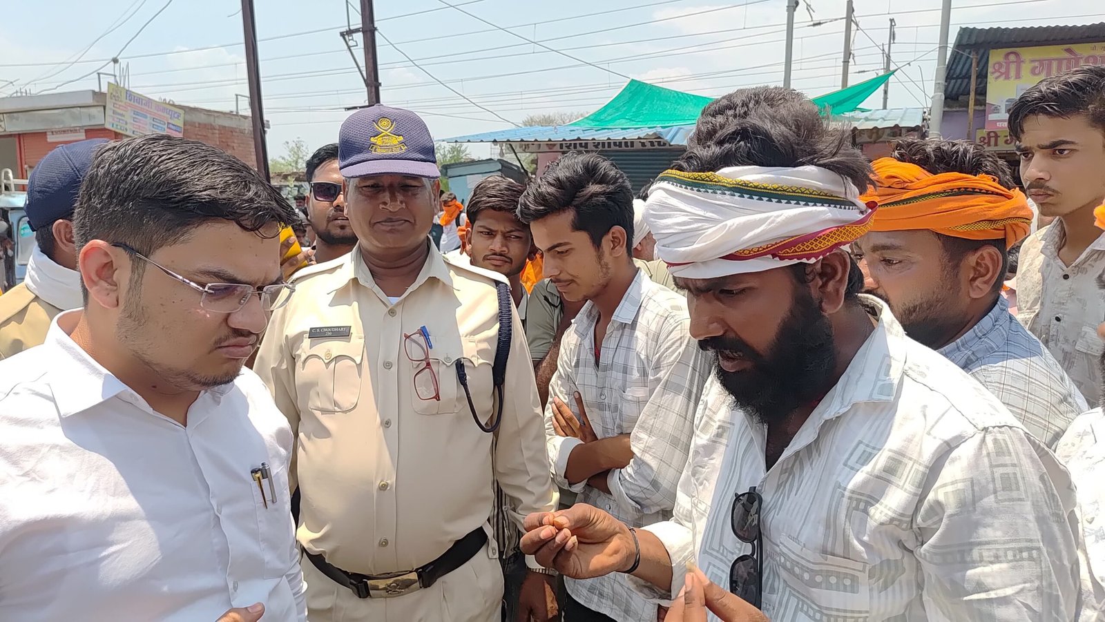 *कृषि उपज मंडी में तुलाई न होने से भड़के किसान जाम लगाकर किया प्रदर्शन*