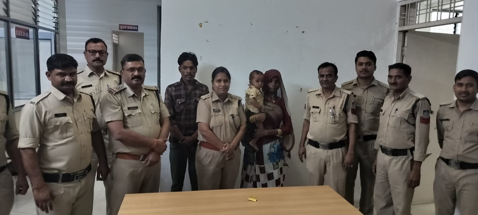 *तेंदूखेड़ा पुलिस की तत्परता से 6 घंटे में बरामद हुआ 8 माह का अपहृत बालक मां को सौंपा गया*