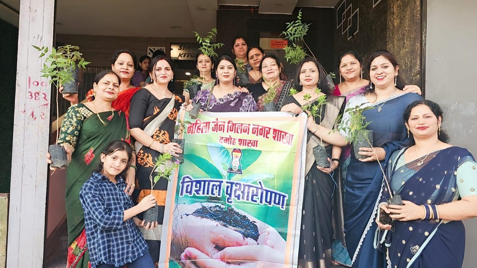 *महिला जैन मिलन नगर शाखा, दमोह (क्षेत्र क्रमांक 10) की मासिक बैठक संपन्न, पौधों का किया गया वितरण*