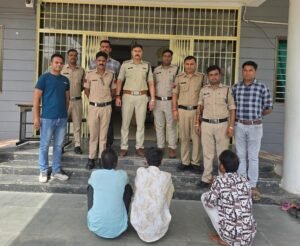 *ऑपरेशन क्लीन के तहत गांजा पीकर उत्पात मचाने वाले तीन लोगों पर पुलिस की कार्रवाई*