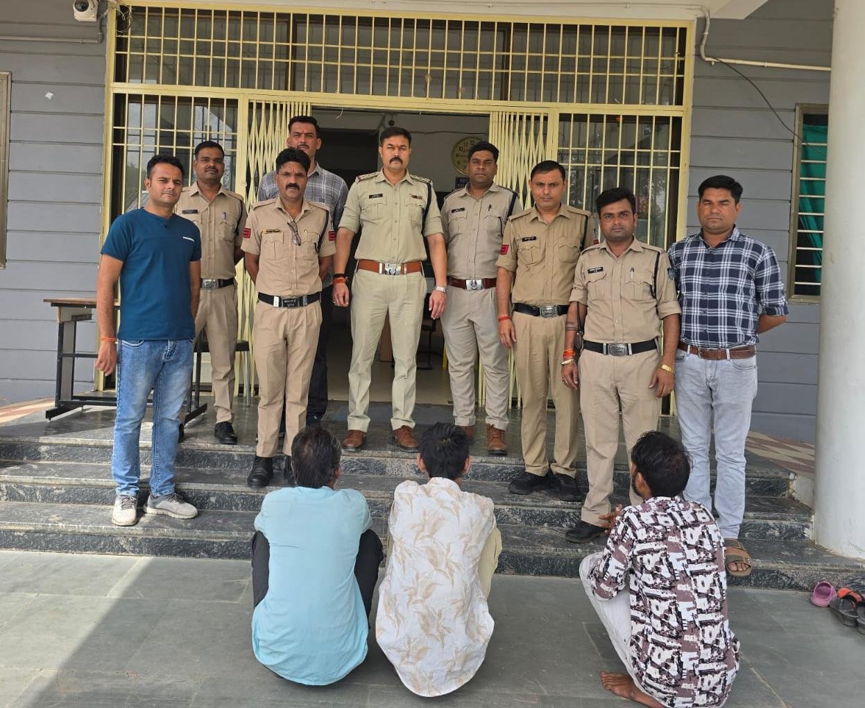 *ऑपरेशन क्लीन के तहत गांजा पीकर उत्पात मचाने वाले तीन लोगों पर पुलिस की कार्रवाई*