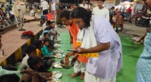 *पुरुषोत्तम मास में सेवा का संकल्प साकार दमोह रेलवे स्टेशन पर हुआ विशाल भंडारा*