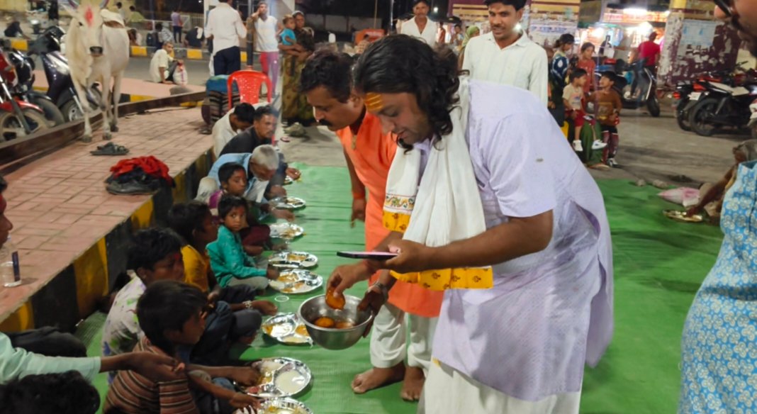 *पुरुषोत्तम मास में सेवा का संकल्प साकार दमोह रेलवे स्टेशन पर हुआ विशाल भंडारा*