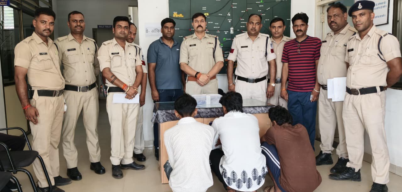 *न्यायालय परिसर में अवैध हथियारों के साथ 4 आरोपी गिरफ्तार*
