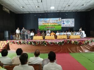 रामपुर हत्याकांड का एक और आरोपी गिरफ्तार, नरसिंहगढ़ पुलिस की कार्रवाई  दमोह। ग्राम रामपुर में वृद्ध व्यक्ति की हत्या के मामले में चौकी नरसिंहगढ़ एवं थाना दमोह देहात पुलिस को बड़ी सफलता मिली है। पुलिस ने फरार चल रहे एक अन्य आरोपी को गिरफ्तार कर न्यायालय में पेश किया है।  जानकारी के अनुसार, 13 जून 2026 को ग्राम रामपुर में एक वृद्ध व्यक्ति के साथ मारपीट कर चाकू से हमला किया गया था, जिससे उसकी मृत्यु हो गई थी। घटना के बाद पुलिस ने मामला दर्ज कर आरोपियों की तलाश शुरू कर दी थी।  पुलिस अधीक्षक आनंद कलादगी (आईपीएस) के निर्देश तथा अतिरिक्त पुलिस अधीक्षक एवं नगर पुलिस अधीक्षक के मार्गदर्शन में थाना प्रभारी अमित गौतम के नेतृत्व में चौकी नरसिंहगढ़ पुलिस ने कार्रवाई करते हुए आरोपी भूरा उर्फ इमरत रैकवार पिता बबलू रैकवार, निवासी मागंज वार्ड क्रमांक 5, थाना कोतवाली, जिला दमोह को गिरफ्तार किया।  पुलिस ने बताया कि इस हत्याकांड में दो आरोपियों को पहले ही गिरफ्तार किया जा चुका है, जबकि अब तीसरे आरोपी की गिरफ्तारी के साथ मामले की जांच को और मजबूती मिली है। गिरफ्तार आरोपी को न्यायालय में पेश किया गया, जहां से आगे की वैधानिक कार्रवाई की गई।  इस कार्रवाई में चौकी प्रभारी उप निरीक्षक रोहित द्विवेदी, प्रधान आरक्षक वीरेंद्र, राधेश्याम परिहार, प्रकाशचंद, आरक्षक नीलेश सिंह, अनुरुद्ध सिंह, कमल, कमलेश पटेल, आशुतोष नामदेव तथा साइबर सेल के प्रधान आरक्षक राकेश एवं आरक्षक सौरभ, मयंक और रोहित की महत्वपूर्ण भूमिका रही।  पुलिस अधिकारियों ने बताया कि जिले में गंभीर अपराधों में फरार आरोपियों की गिरफ्तारी के लिए लगातार अभियान चलाया जा रहा है और अपराधियों के विरुद्ध सख्त कार्रवाई जारी रहेगी।
