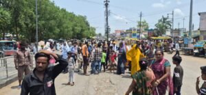 *दमोह में दर्दनाक सड़क हादसा ट्रक की चपेट में आने से 2 वर्षीय मासूम की मौत परिजनों ने किया चक्काजाम*