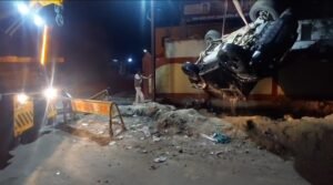 *मौत के मुहाने पर विकास कार्य निर्माणाधीन नाले में गिरी थार बाल-बाल बची चालक की जान*
