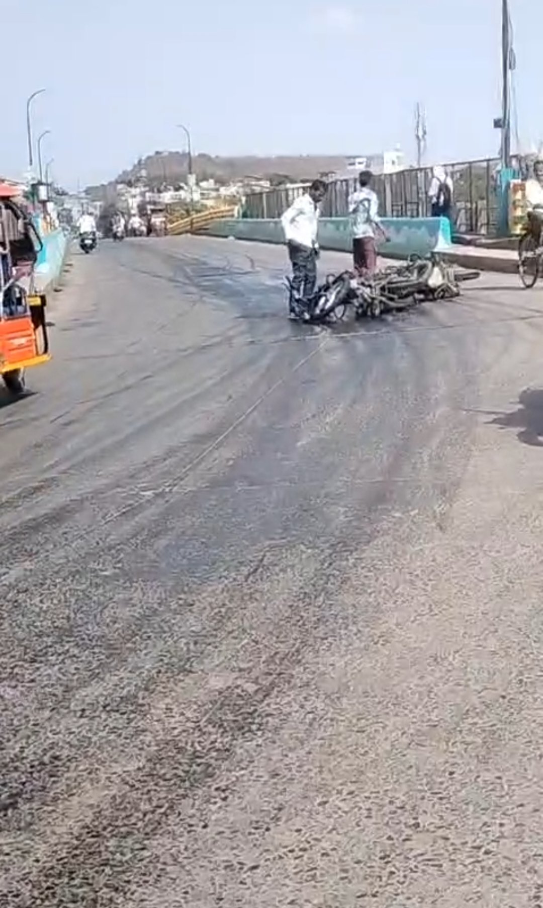 *ओवरब्रिज पर फैला ऑयल फिसलकर गिरे कई बाइक सवार प्रशासन पर लापरवाही के आरोप*