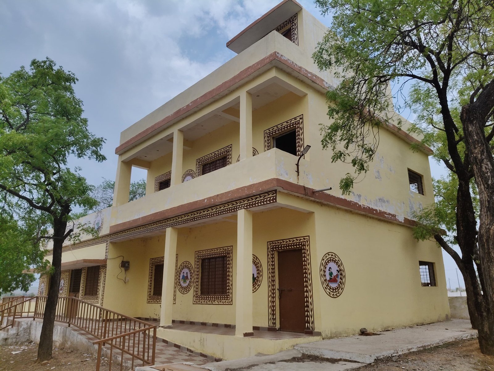 *झलौन उप स्वास्थ्य केंद्र पर ताला भवन निर्माण की गुणवत्ता पर उठे सवाल*