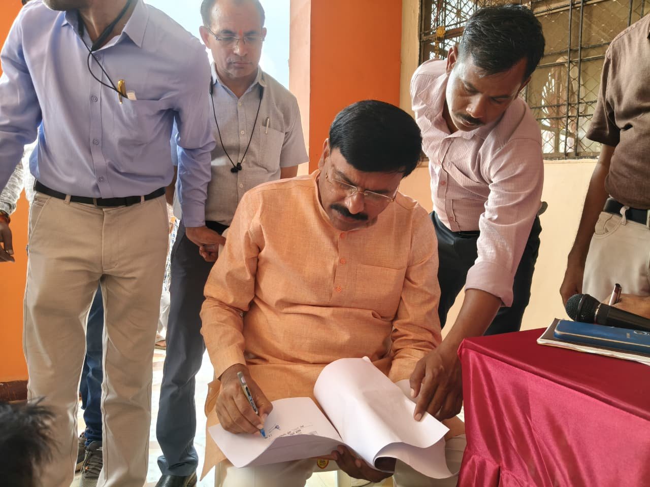 *नोहटा में राज्यमंत्री धर्मेन्द्र सिंह लोधी की जनसुनवाई 70 आवेदनों पर त्वरित कार्रवाई*