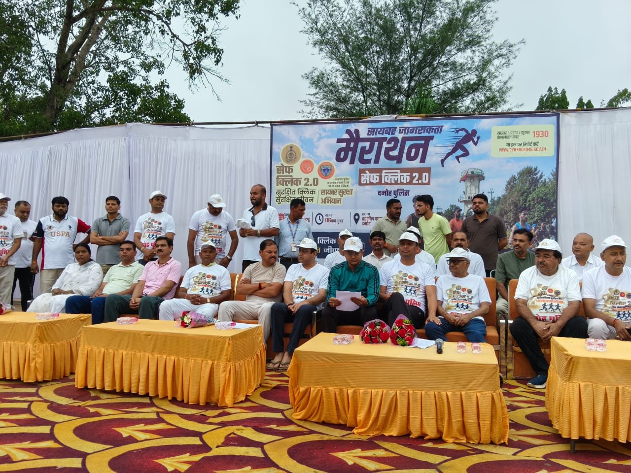 *दमोह में सेफ क्लिक 2.0 साइबर जागरूकता मैराथन का आयोजन जनप्रतिनिधियों व पुलिस अधिकारियों ने दिखाई हरी झंडी*